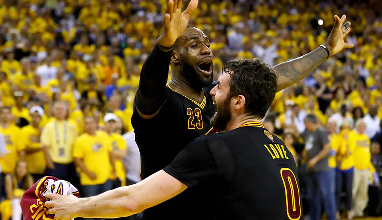 Pebasket Cleveland Cavaliers, LeBron James dan Kevin Love merayakan keberhasilan meraih mahkota NBA usai menaklukkan Golden State Warriors. Cavs menang dengan skor 93-89 atas Warriors. (AFP/Ezra Shaw)