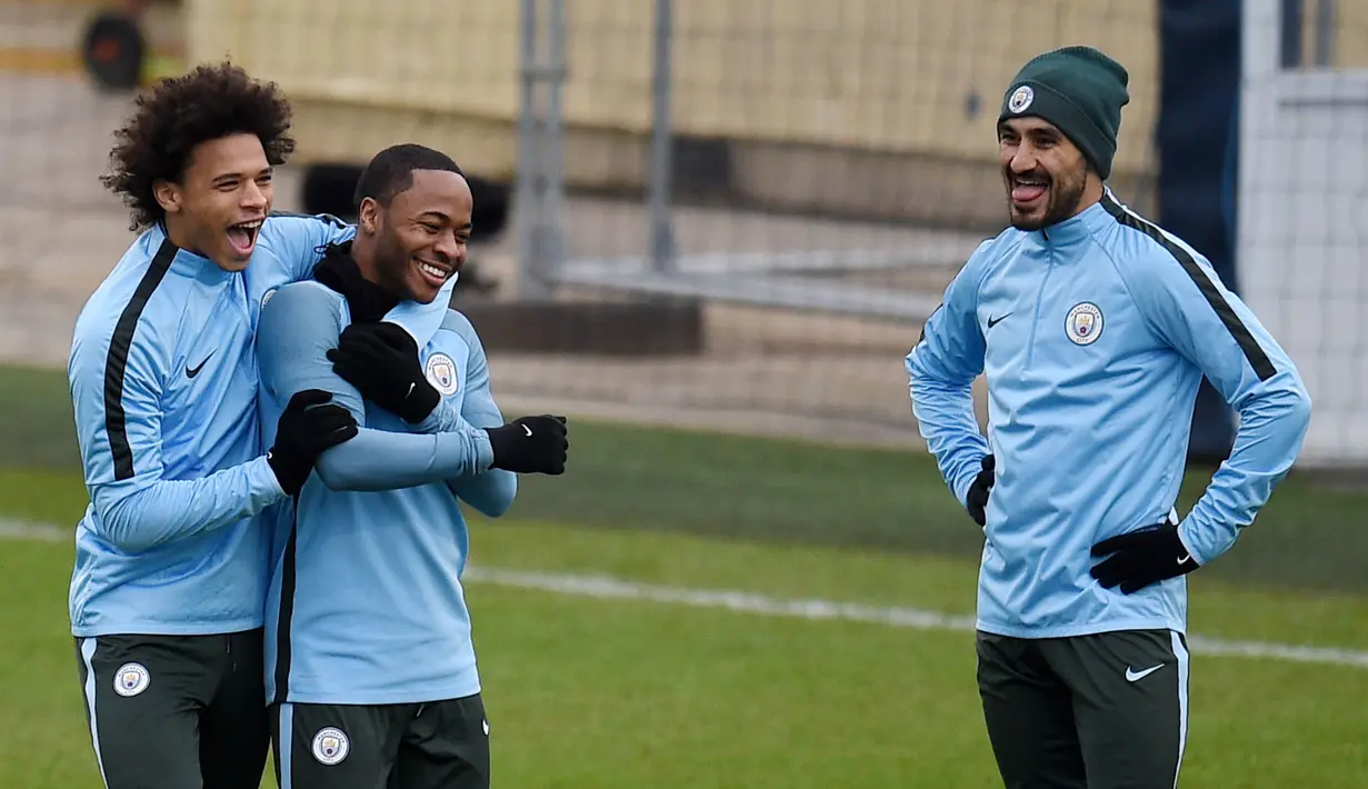 Pemain Manchester City, Leroy Sane bercanda dengan Raheem Sterling saat sesi latihan jelang laga Liga Champions di Manchester, Selasa (6/3/2018). Manchester City akan berhadapan dengan FC Basel. (AFP/ Oli Scarff)