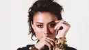 Agnez Mo dengan rambut pixie cut dan riasan wajah bold. Nuansa kecokelatan yang hangat sangat pas dengan outfit dan aksesori yang dikenakannya. Foto: Instagram.
