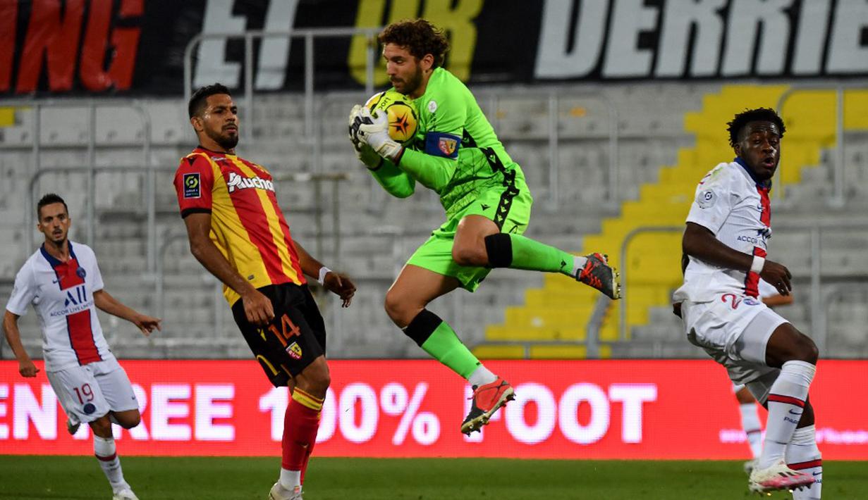 Penjaga gawang Lens Jean-Louis Leca (tengah) menangkap bola saat menghadapi Paris-Saint-Germain (PSG) pada pertandingan Ligue 1 di Stadion Felix Bollaert-Delelis, Lens, Prancis, Kamis (10/9/2020). PSG kalah 0-1. (Denis Charlet/AFP)