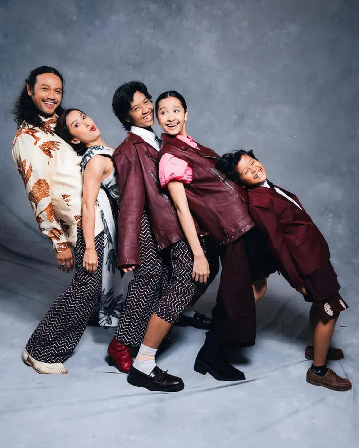 Gaya Unik Foto Keluarga Dwi Sasono dan Widi Mulia, Tampil Hangat dalam Sentuhan Wastra