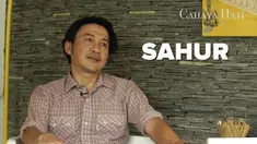 Agus tetap membangunkan sahur anaknya yang masih kecil agar mendapat bisa mendapatkan pelajaran dan hikmah dari Ramadan. 