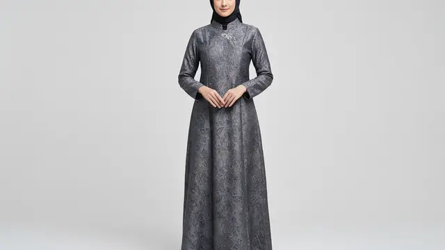 Gamis Batik Emboss dengan Detail Kerah Shanghai