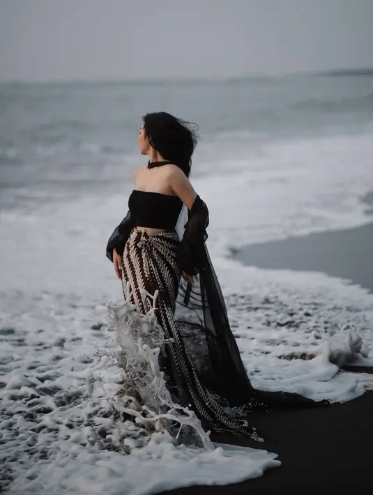 Ariel Tatum mengenakan kemben hitam dipadu dengan batik Parang kusumo yang dililit jadi bawahan [@arieltatum]