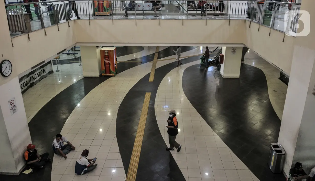 Suasana Terminal Pulogebang di Jakarta, Selasa (27/10/2020). Memasuki libur panjang, jumlah penumpang bus antarkota antarprovinsi (AKAP) di Terminal Pulogebang tujuan Jawa dan Sumatera mengalami peningkatan. (merdeka.com/Iqbal S. Nugroho)