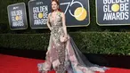 Model asal Jerman, Barbara Meier berpose di karpet merah Golden Globe Awards 2018 di California, Minggu (7/1). Barbara Meier menjadi salah satu seleb yang datang tanpa pin Time's Up atau mengenakan pakaian yang semuanya berwarna hitam. (VALERIE MACON/AFP)