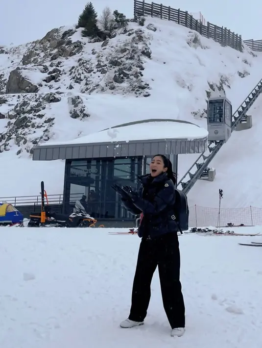 Selain itu di Swiss saat akhir tahun ini menjadi daya tarik sendiri dengan berbagai wisata saljunya yang berada di Mont Blanc. Seru bermain salju, Bunga Zainal tetap tampil stylish dengan busana baju hangatnya saat jalani liburan. (Liputan6.com/IG/@bungazainal05)