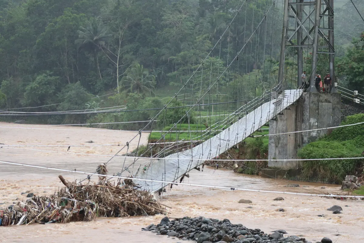 Jembatan penghubung Desa Toblong dan Desa Sukanegara, di Kabupaten Garut. Putusnya  jembatan terjadi setelah debit Sungai Cikaengan meningkat tajam dan menggerus pondasi. (Istimewa)