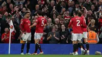 Gelandang Brasil Manchester United #18, Casemiro (kiri), merayakan bersama rekan setimnya setelah mencetak gol pembuka selama pertandingan Liga Inggris antara Manchester United dan Brentford di Old Trafford di Manchester, barat laut Inggris, pada 28 April 2026. (Darren Staples/AFP)