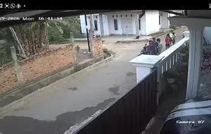 Terekam CCTV, Aksi Pria Bawa Kabur Ponsel 2 Bocah