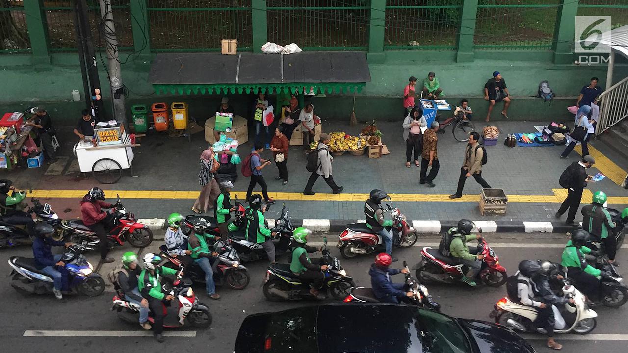 PKL dan Ojek Online Bikin Semrawut Stasiun Palmerah