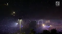 Ribuan warga memadati panggung hiburan malam pergantian tahun baru 2018 di kawasan silang Monumen Nasional (Monas), Jakarta, Senin (1/1/2018). (Liputan6.com/Johan Tallo)
