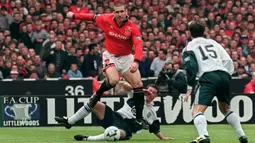 Eric Cantona yang membela Manchester United selama empat setengah musim mulai tengah musim 1992/1993 hingga akhir musim 1996/1997 mampu mencetak gol dalam 6 laga beruntun Premier League. Momen itu terjadi pada musim 1995/1996 mulai pekan ke-29 hingga 34 dengan masing-masing mencetak satu gol dalam tiap laga. (AFP/Gerry Penny)
