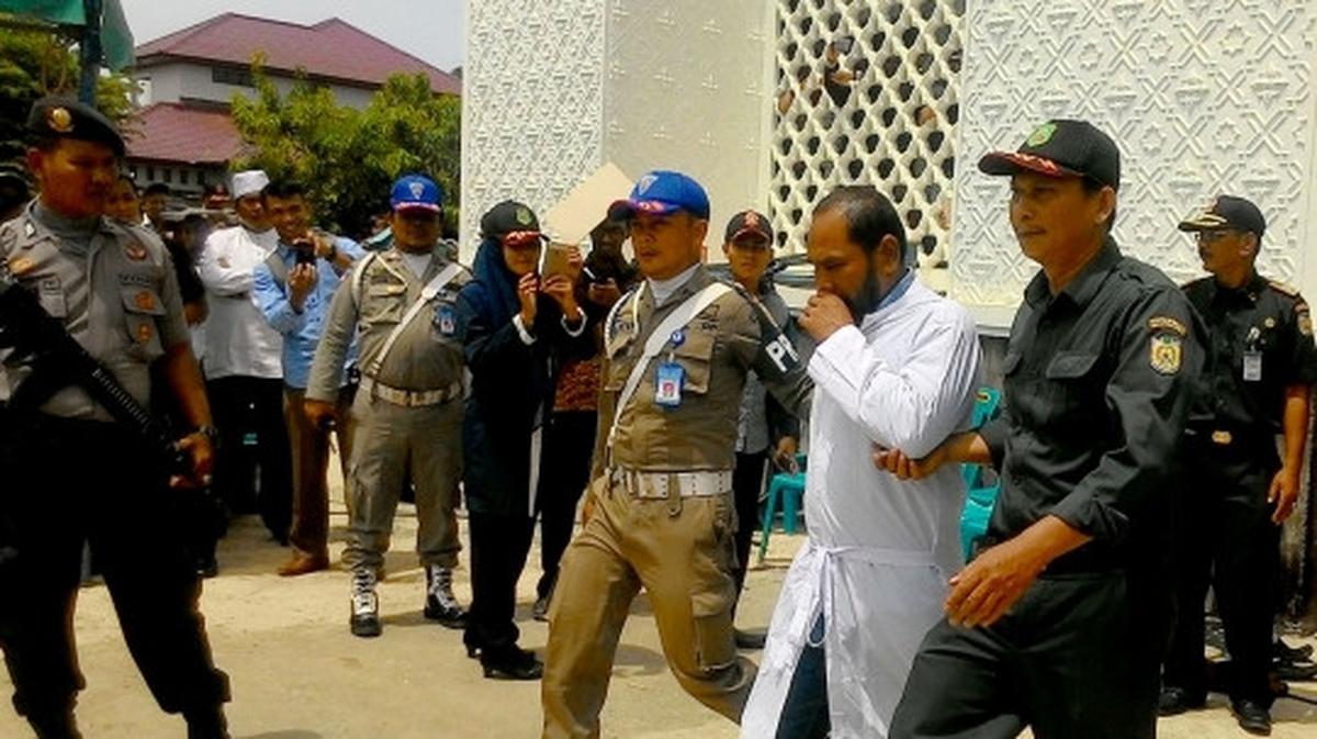 Eksekusi hukuman cambuk pasangan mesum di Aceh jadi tontonan