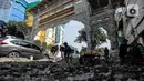 Pekerja saat mengerjakan perbaikan trotoar di Pasar Petak Sembilan, Glodok, Jakarta, Rabu (19/7/2023). (Liputan6.com/Johan Tallo)