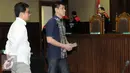 Mantan Presiden Direktur PT Agung Podomoro Land, Ariesman Widjaja (kanan) seusai divonis tiga tahun penjara dan denda Rp200 juta subsider tiga bulan kurungan penjara di Pengadilan Tipikor Jakarta, Kamis (1/9). (Liputan6.com/Helmi Afandi)