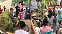 Orang bawa rumput terobos mempelai pengantin (Sumber: Instagram/localprideindonesia)