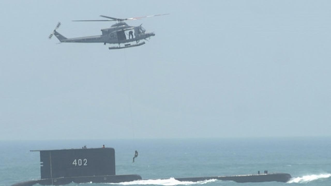 Aksi prajurit selamatkan awak kapal selam dalam peringatan HUT TNI