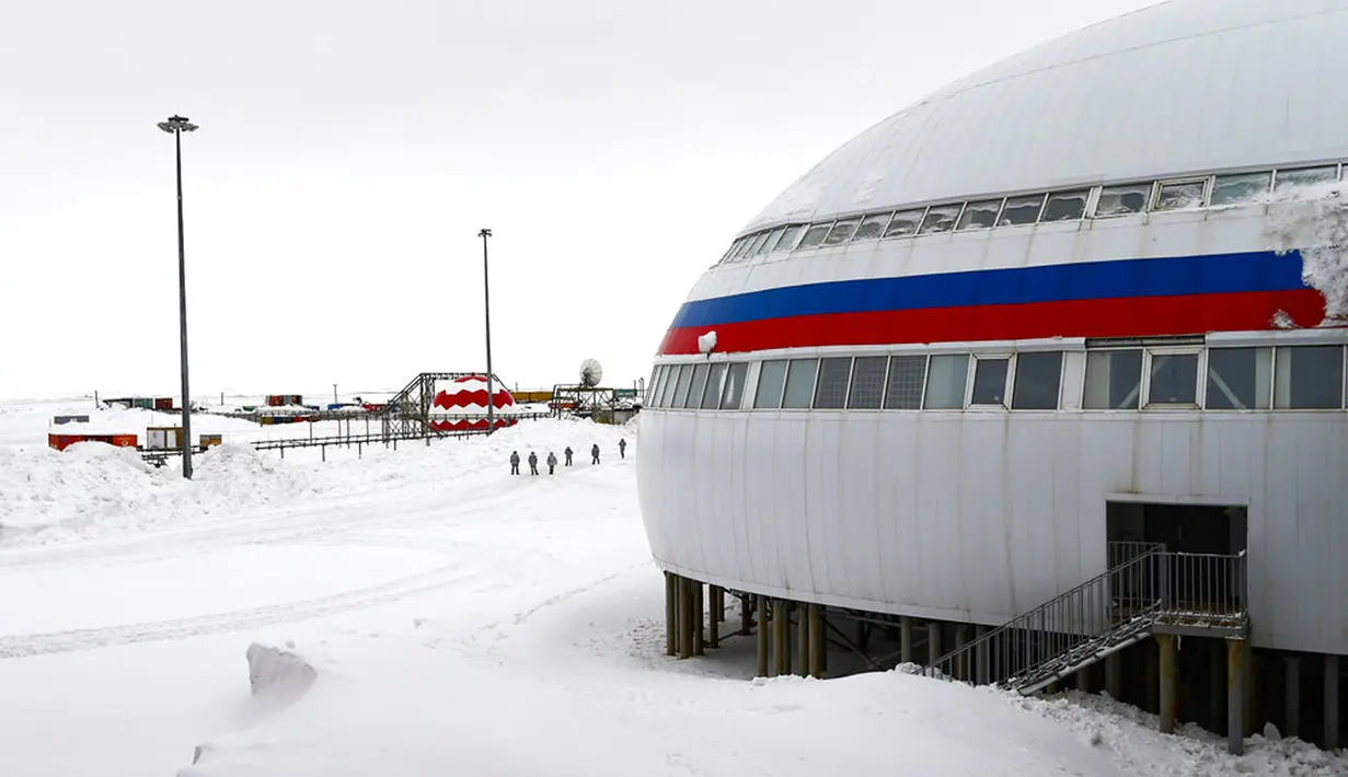 Sekelompok tentara berdiri di atrium tengah yang disebut "Arctic Trefoil" di Pulau Alexandra Land dekat Nagurskoye, Rusia, Senin (17/5/2021). Pangkalan militer paling utara Rusia ini memproyeksikan kekuatan dan pengaruh Moskow di seluruh Kutub Utara. (AP Photo/Alexander Zemlianichenko)