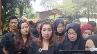 Keluarga tiga anggota polisi yang tewas ditembak prajurit TNI AD, Kopda Bazarsah (Liputan6.com/istimewa).