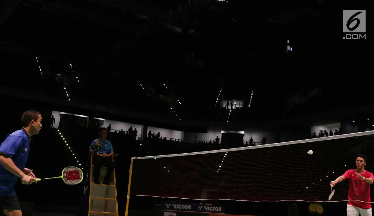 Jonatan Christie saat membalikan kok Khosit Phetpradab dari Thailand pada final tunggal putra SEA Games 2017 di Axiata Arena, Malaysia, pada Selasa (29/8). Jonathan berhasil menang dengan skor 21-19, 21-10. (Liputan6.com/Faizal Fanani)