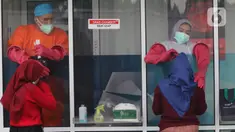 Warga menjalani "swab test" di GSI Lab (Genomik Solidaritas Indonesia Laboratorium), Jakarta, Sabtu (3/10/2020). Pemerintah telah menyepakati batas maksimal harga tes usap atau swab mandiri sebesar Rp900 ribu. (Liputan6.com/Herman Zakharia)