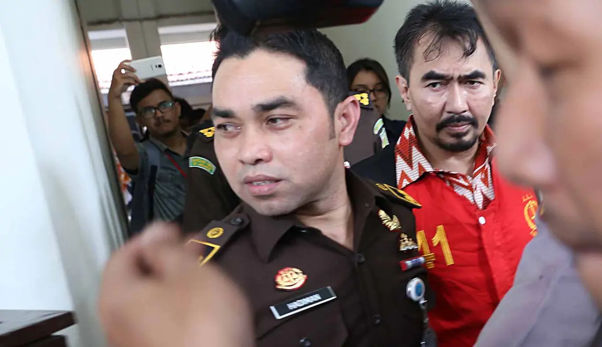 "Jadi, sidang saya tunda, nomor 994, ini perkara, dengan alasan penuntut umum tidak dapat menghadirkan terdakwa di muka persidangan menjadi Selasa, tanggal 3 April 2018," ujar Achmad Guntur. (Nurwahyunan/Bintang.com)