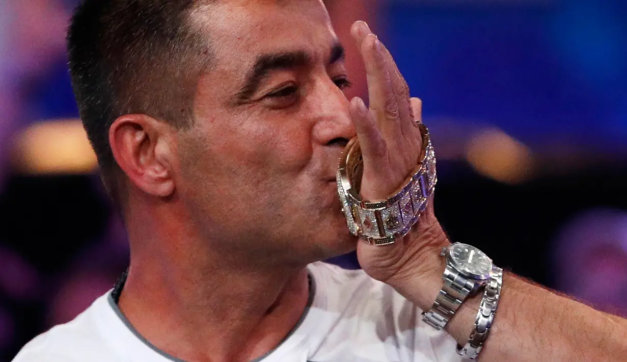 Pemain poker Hossein Ensan mencium sebuah gelang usai memenangkan World Series of Poker di Las Vegas, Amerika Serikat, Rabu (17/7/2019). Selain hadiah 10 juta dolar AS, Ensan juga mendapatkan gelang World Series of Poker yang bergengsi. (AP Photo/John Locher)