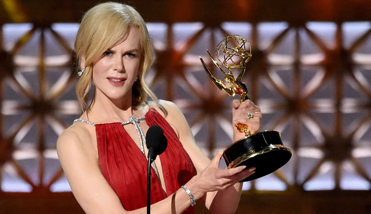 Aktris Nicole Kidman menerima penghargaan kategori Leading Actress in A Limited Series pada Emmy Awards 2017 di Los Angeles, Minggu (17/9). Nicole Kidman menyabet trofi tersebut berkat film Big Little Lies. (Chris Pizzello/Invision/AP)