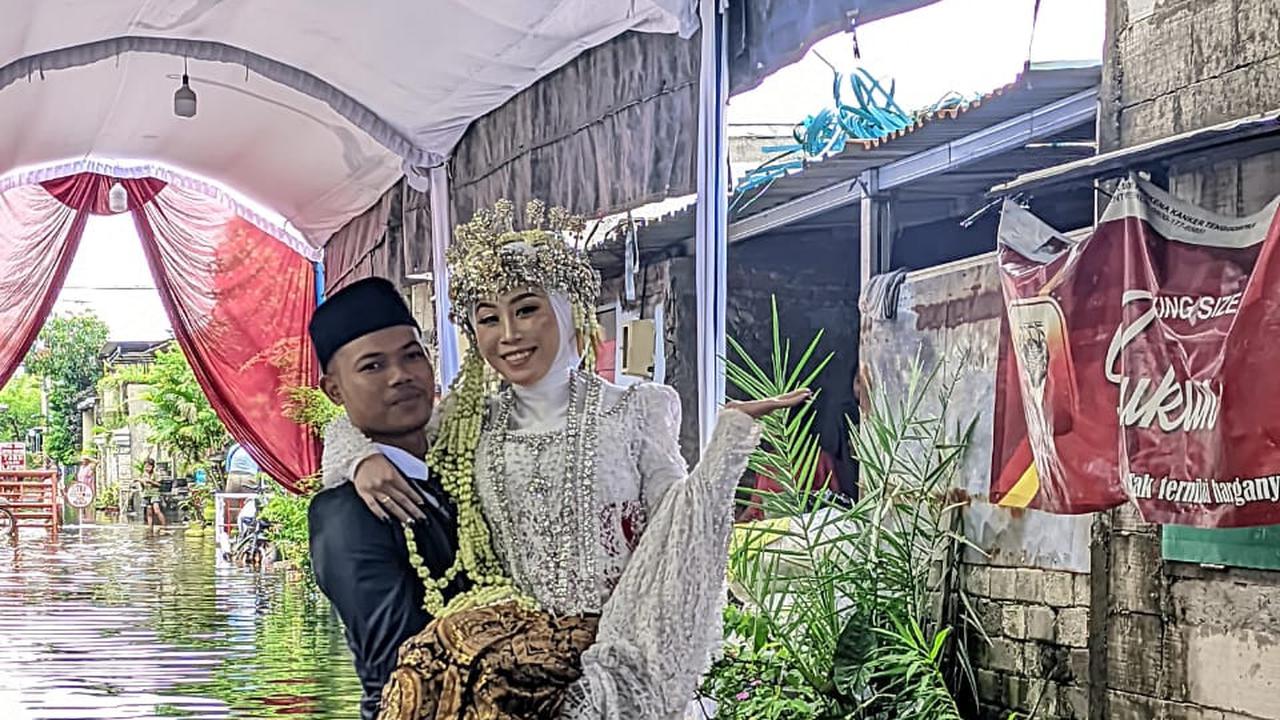 Di Tengah Banjir Selutut, Sandi Tetap Ijab Kabul dengan Salma