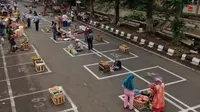 Potret physical distancing di Pasar Pegirian Surabaya. (Sumber: Twitter/BanggaSurabaya)