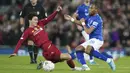Gelandang Liverpool, Takumi Minamino berebut bola dengan pemain Everton, Djibril Sidibe pada pertandingan babak ketiga Piala FA di Anfield, Minggu (5/1/2020). Pada pertandingan ini Liverpool menang tipis 1-0 atas Everton melalui gol Curtis Jones. (AP Photo/Jon Super)