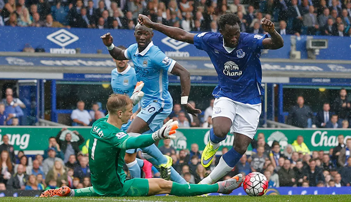 Kiper Manchester City, Joe Hart menghadang pergerakan penyerang Everton, Romelu Lukaku pada laga Liga Premier Inggris di Stadion Goodison Park, Inggris, Minggu (24/8/2015). City berhasil menaklukan Everton 2-0. (Reuters/Andrew Yates)