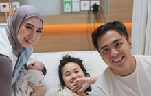 5 Potret Donita dan Adi Nugroho Jenguk Gritte Agatha yang Baru Lahiran, Penuh Keakraban