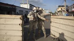 Tentara menjaga perbatasan bersama antara Republik Dominika dan Haiti setelah ditutup ketika Presiden Haiti Jovenel Moise ditembak mati oleh kelompok bersenjata di rumah pribadinya, di Dajabon, Republik Dominika, Rabu (7/7/2021). (Erika SANTELICES / afp)