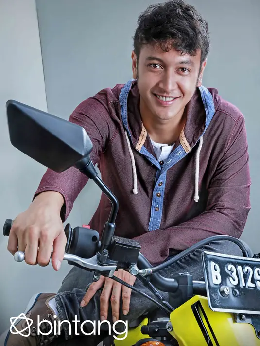 Keseriusan Dimas Anggara terhadap musik terlihat dari grup band Barris yang beranggotakan dirinya beserta tiga orang sahabatnya. Selain musik, rupanya Dimas Anggara juga belajar menekuni dunia bisnis. (Galih W. Satria/Bintang.com)