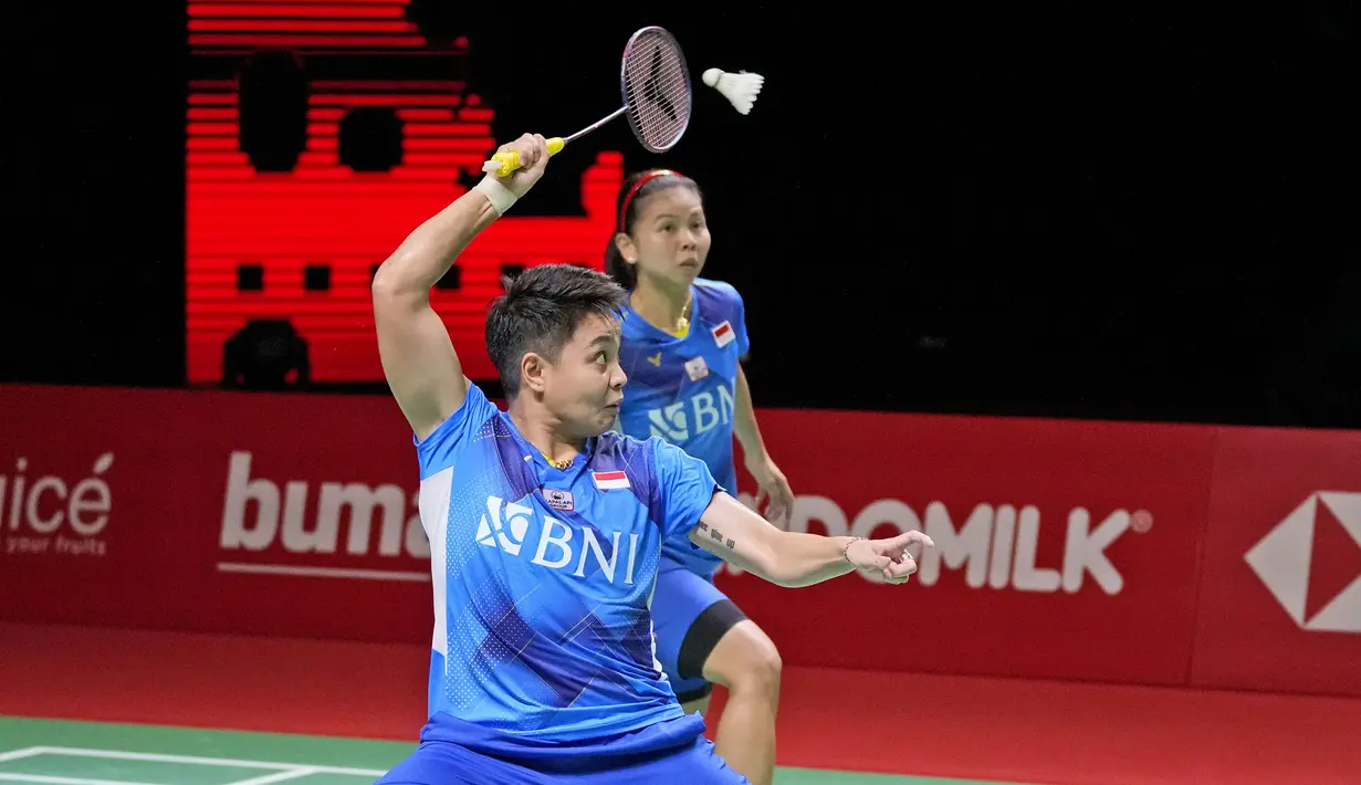 Di setengah gim kedua, ganda putri Indonesia mampu mempertahankan tekanan dan terus mencetak poin. Pasangan Greysia/Apriyani akhirnya menuntaskan permainan dengan skor 21-11 dengan tempo 46 menit. Kemenangan tersebut membuat mereka melaju ke babak Semifinal. (AP/Dita Alangkara)