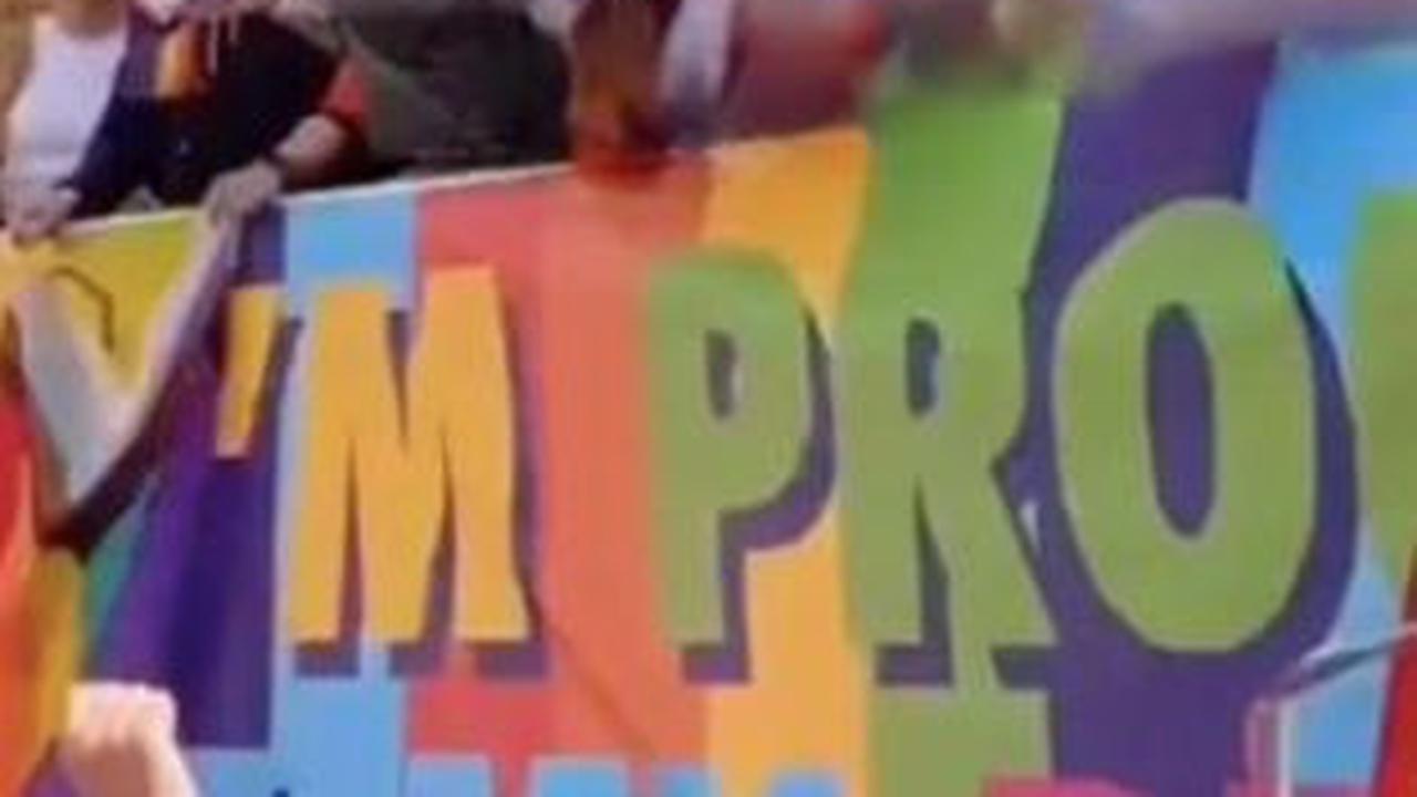 Bocah Bule Menginjak Bendera Pelangi<br>
