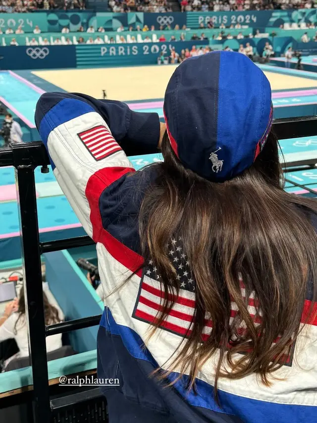 Gaya Kendall Jenner saat hadir di Olimpiade 2024 Paris.