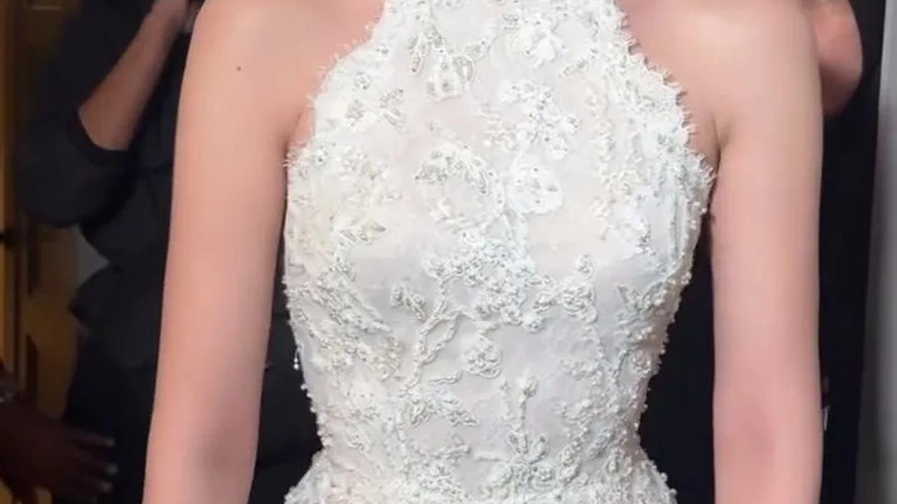 9 Potret Detail Dress Alyssa Daguise di Intimate Dinner Pernikahan dengan Al Ghazali
