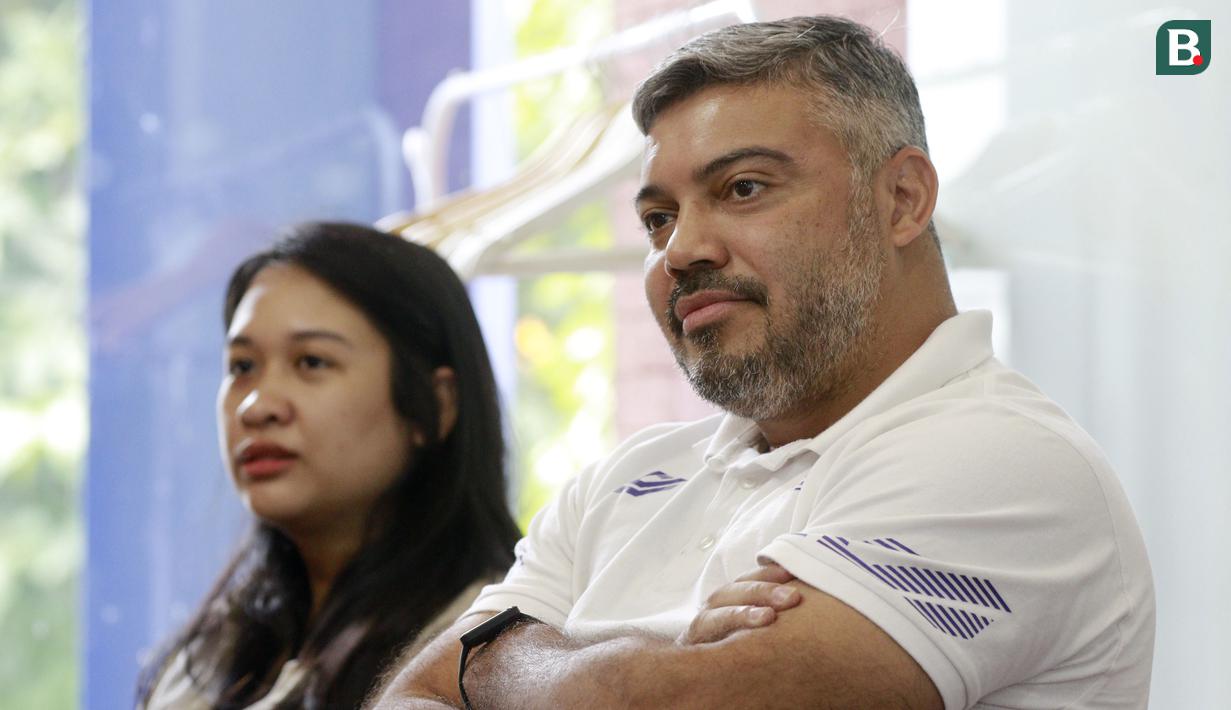 <p>Direktur Teknik Persik Kediri Danilo Fernando saat mengunjungi dapur redaksi Bola.com di Gondangdia, Jakarta, Senin (07/06/2022). (Bola.com/M Iqbal Ichsan)</p>