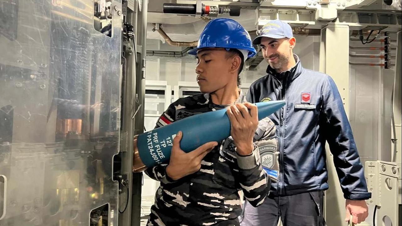 FOTO: Prajurit TNI AL Uji Meriam 127 MM KRI Prabu Siliwangi 321