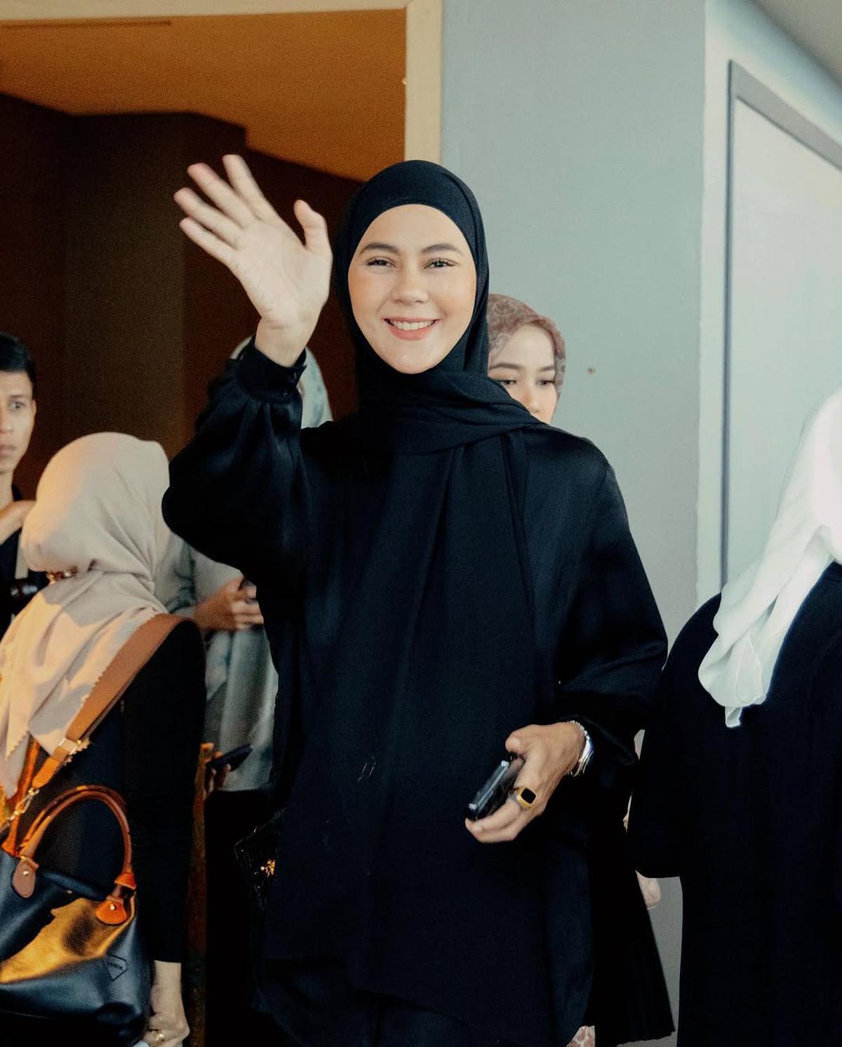 5 Potret Cantik Paula Verhoeven dengan Nuansa Hitam, Outfitnya Berkelas dan Tak Pernah Gagal