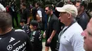 Messi juga terlihat sempat mencoba duduk di kokpit mobil dari Kimi Antonelli pemenang dari Formula 1 GP Miami 2026. (AP Photo/Rebecca Blackwell)