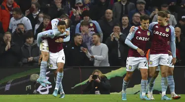 Pemain Aston Villa Jacob Ramsey (kiri) melakukan selebrasi usai mencetak gol ke gawang Leeds United pada pertandingan sepak bola Liga Inggris di Villa Park, Birmingham, Inggris, 9 Februari 2022. Pertandingan berakhir dengan skor 3-3. (AP Photo/Rui Vieira)