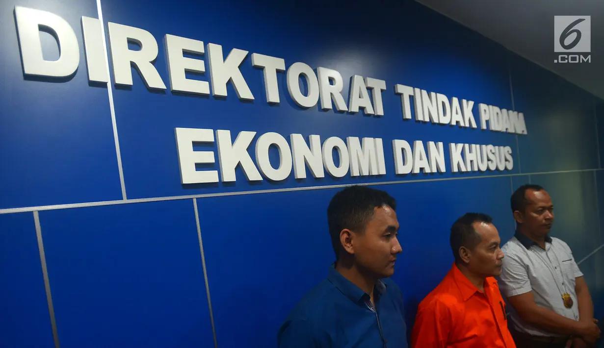Bos UN Swissindo, Soegiharto Notonegoro alias Sino saat rilis kasus Sertifikat Bank Indonesia (SBI) palsu di Bareskrim, Jakarta, Kamis (16/8). Sino mengaku sebagai pewaris sah harta Presiden Sukarno. (Merdeka.com/Imam Buhori)