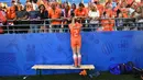 Desiree van Lunteren bek Belanda merayakan kemenangan bersama suporter  setelah Belanda mengalahkan Prancis di Piala Dunia Wanita 2019. ( AFP/Franck Fife )
