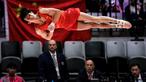Pesenam China, Mingqi Huang melakukan lompatan pada nomor meja lompat saat babak kualifikasi Kejuaraan Dunia Gimnastik 2025 di Indonesia Arena, Senayan, Jakarta, Senin (20/10/2025). (Bola.com/Bagaskara Lazuardi)