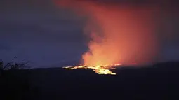 Lava menyembur keluar dari kawah puncak Mauna Loa sekitar pukul 06.35 Senin, 28 November 2022, terlihat dari Area Rekreasi Gilbert Kahele di Maunakea, Hawaii. Mauna Loa, gunung berapi aktif terbesar di dunia, mulai memuntahkan abu dan puing-puing dari puncaknya, mendorong pejabat pertahanan sipil untuk memperingatkan penduduk pada hari Senin untuk bersiap jika letusan menyebabkan lahar mengalir ke masyarakat. (Chelsea Jensen/West Hawaii Today via AP)