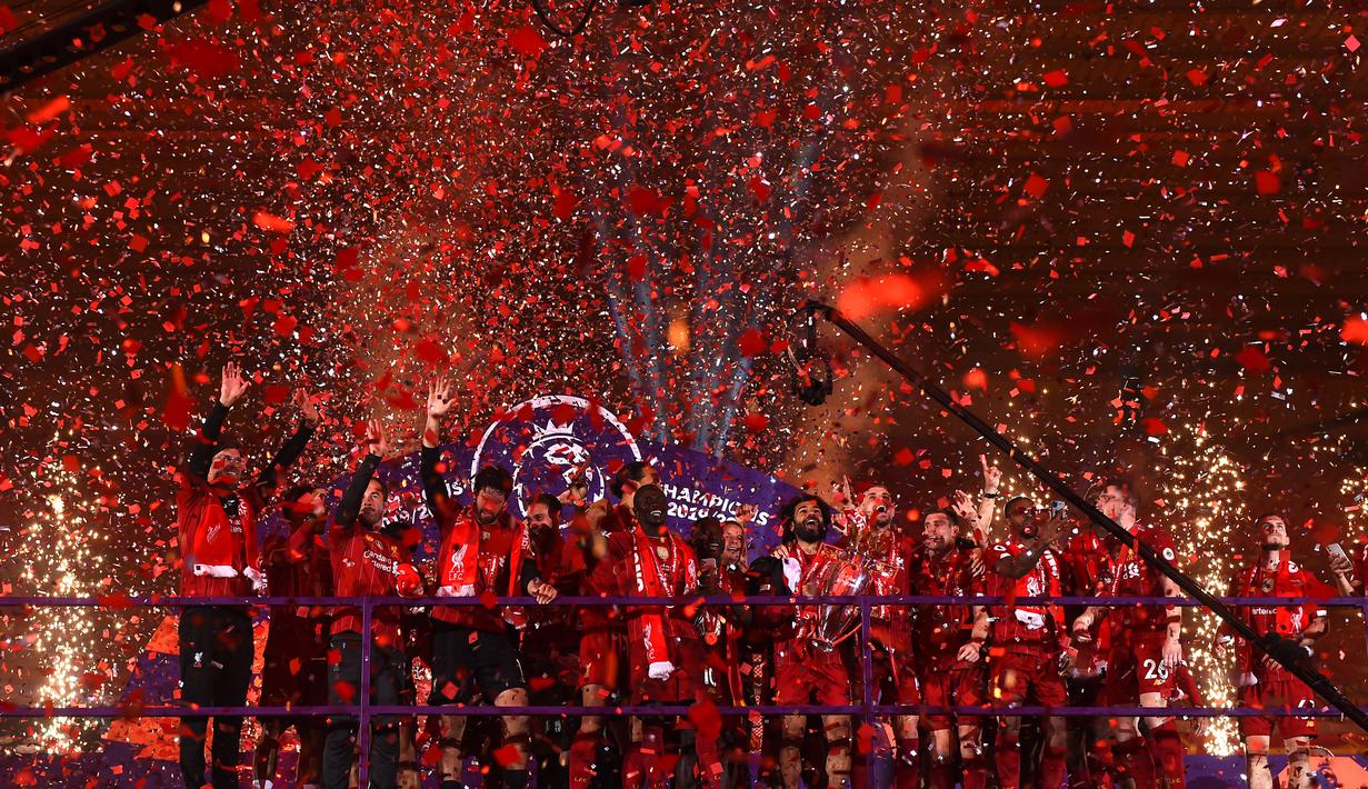 Pemain Liverpool merayakan gelar juara Premier league 2019-2020 di Stadion Anfield, Kamis (23/7/2020) dini hari WIB. Prosesi angkat trofi juara ini dilakukan usai pertandingan Liverpool melawan Chelsea. (AFP/Phil Noble/pool)
